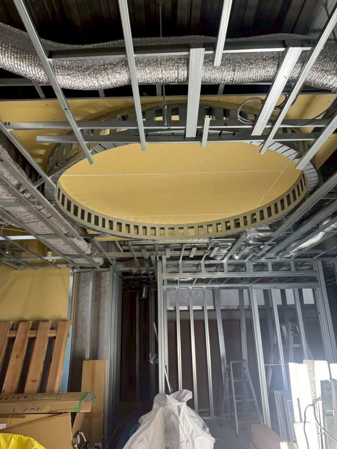 楕円形の下がり天井に組まれた軽量鉄骨の下地